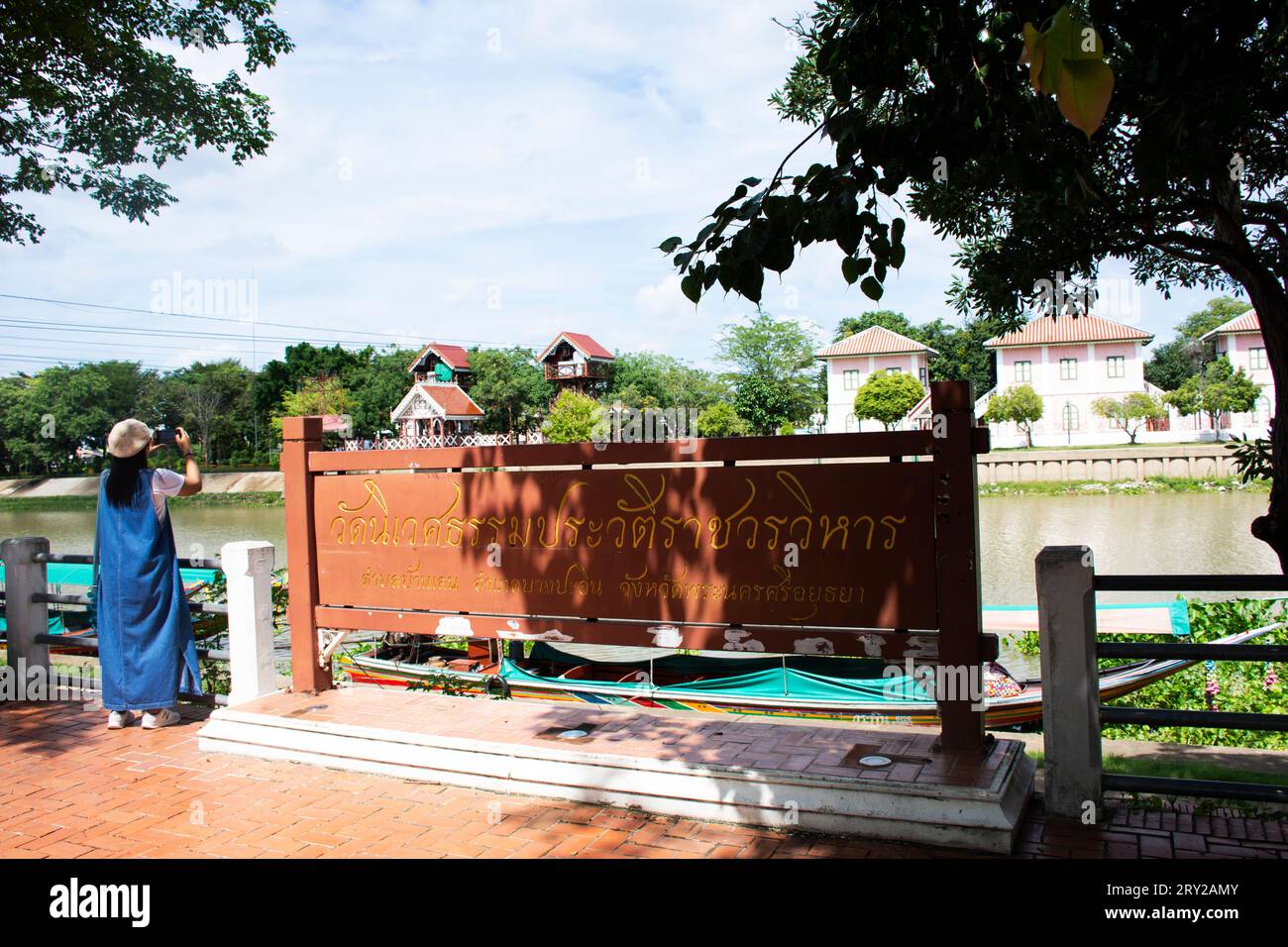 Sehen Sie die Landschaft und die antike Seilbahn für thailänder. Ausländische Reisende nutzen den Service über den Chao Phraya River, um das Wat Niwet Thammaprawat in Bang zu besuchen Stockfoto