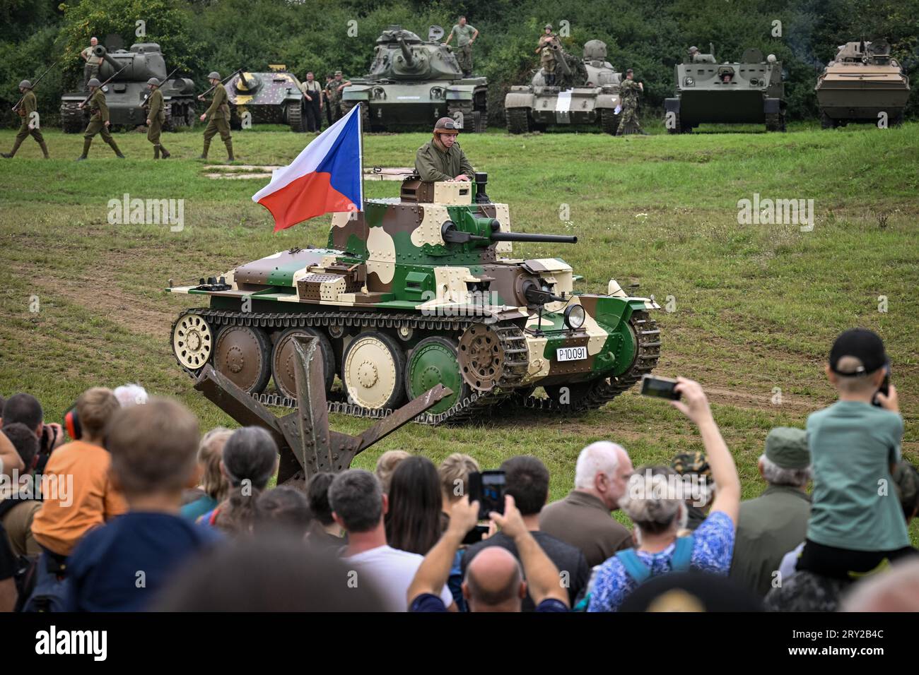 Tankleuchte vz. 38 (Panzer 38(t) mit tschechischer Flagge wird beim Panzertag 2023 im Militärtechnischen Museum in Lesany, Tschechische Republik, am 2. September 2023 gesehen. (CTK Photo/Vit Simanek) Stockfoto