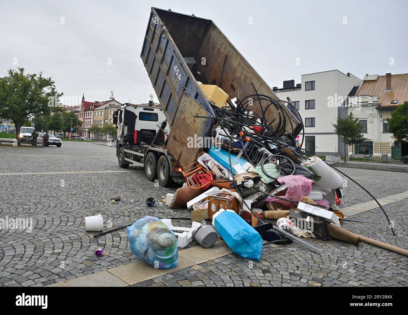 Die Stadt Zdar nad Sazavou hatte am 1. September 2023 den Müll, den sie in der Stadt außerhalb der Sammelbehälter gesammelt hatte, für weniger als einen Monat auf den Platz der Republik gebracht. Die Stadtreinigung kostet mehr als 400.000 CZK pro Jahr. (CTK Photo/Lubos Pavlicek) Stockfoto