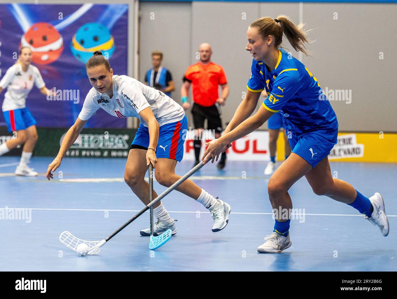 L-R Vendula Berankova (CZE) und Vilma de Gysser (SWE) in Aktion während der Euro Floorball Tour (EFT) der Frauen, gegen Schweden, am 3. September 2023, in Usti nad Labem, Tschechische Republik. (CTK Photo/Ondrej Hajek) Stockfoto