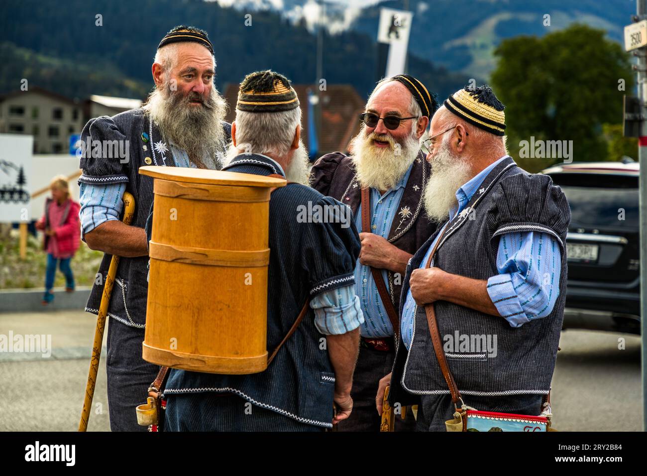 Herbstlich zeremonielle Viehabtrieb von Bergweiden ins Tal von Plaffeien in der Schweiz. Alpenzug in Oberschrot. Jedes Jahr im Herbst werden die Rinder vom Sommer auf der Alpe in einer Prozession zurück ins Dorf getrieben. Stockfoto