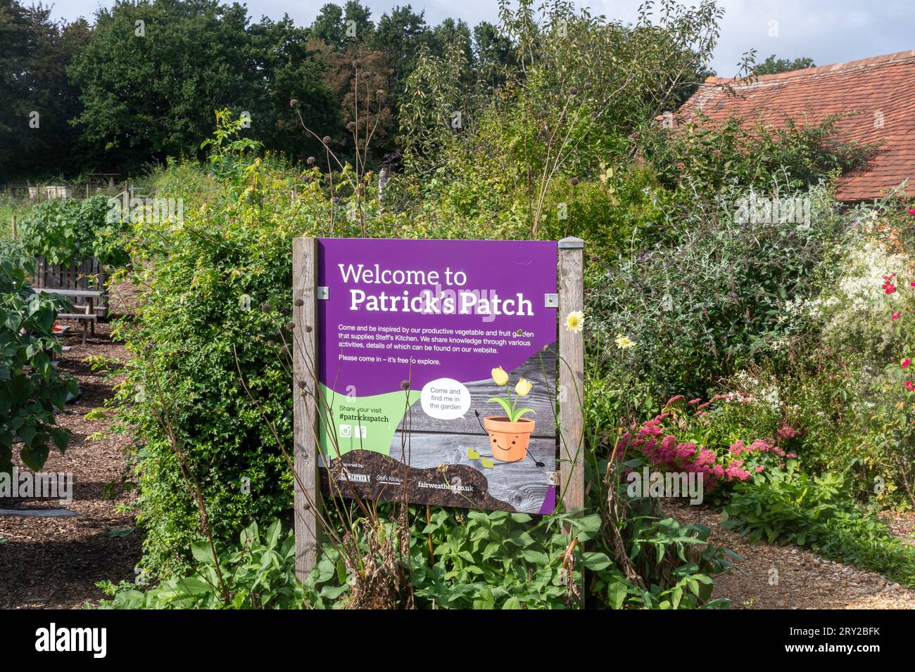 Willkommen im Patricks Patch-Schild in einem Gemeinschaftsgarten in Beaulieu, Hampshire, England, Großbritannien Stockfoto