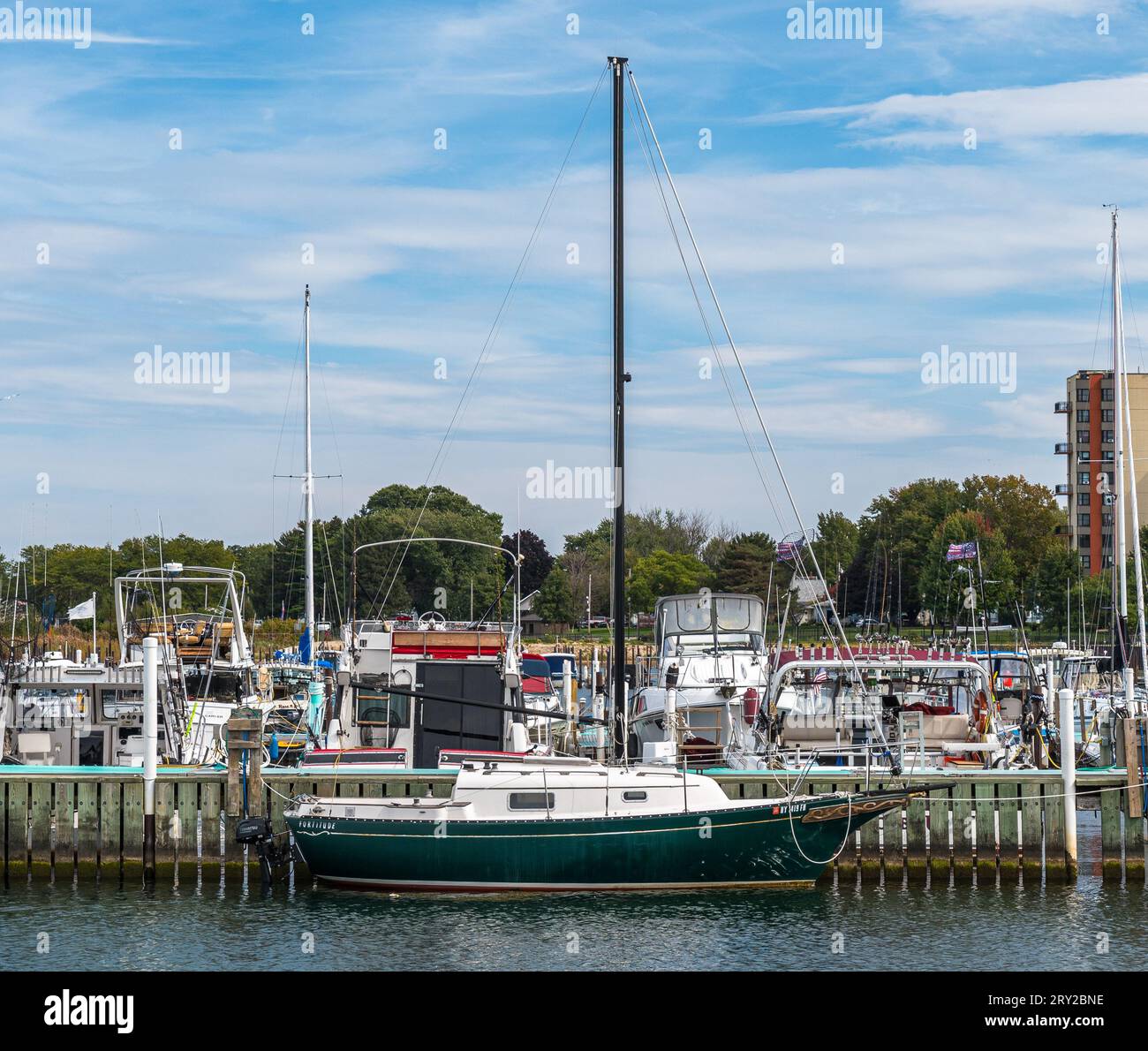 Ein einsames Boot am Yachthafen am Lake Erie neben dem Dunkirk City Pier in Dunkirk, New York, USA Stockfoto