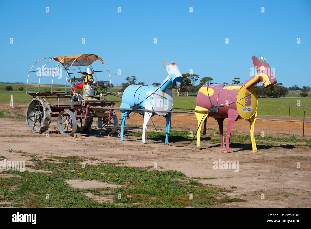 Eine Metallskulptur mit Pferden und einer Kutsche mit einem Fahrer und Hunden auf dem Tin Horse Highway in der Nähe von Kulin, Wheatbelt Region, Western Australia. Stockfoto