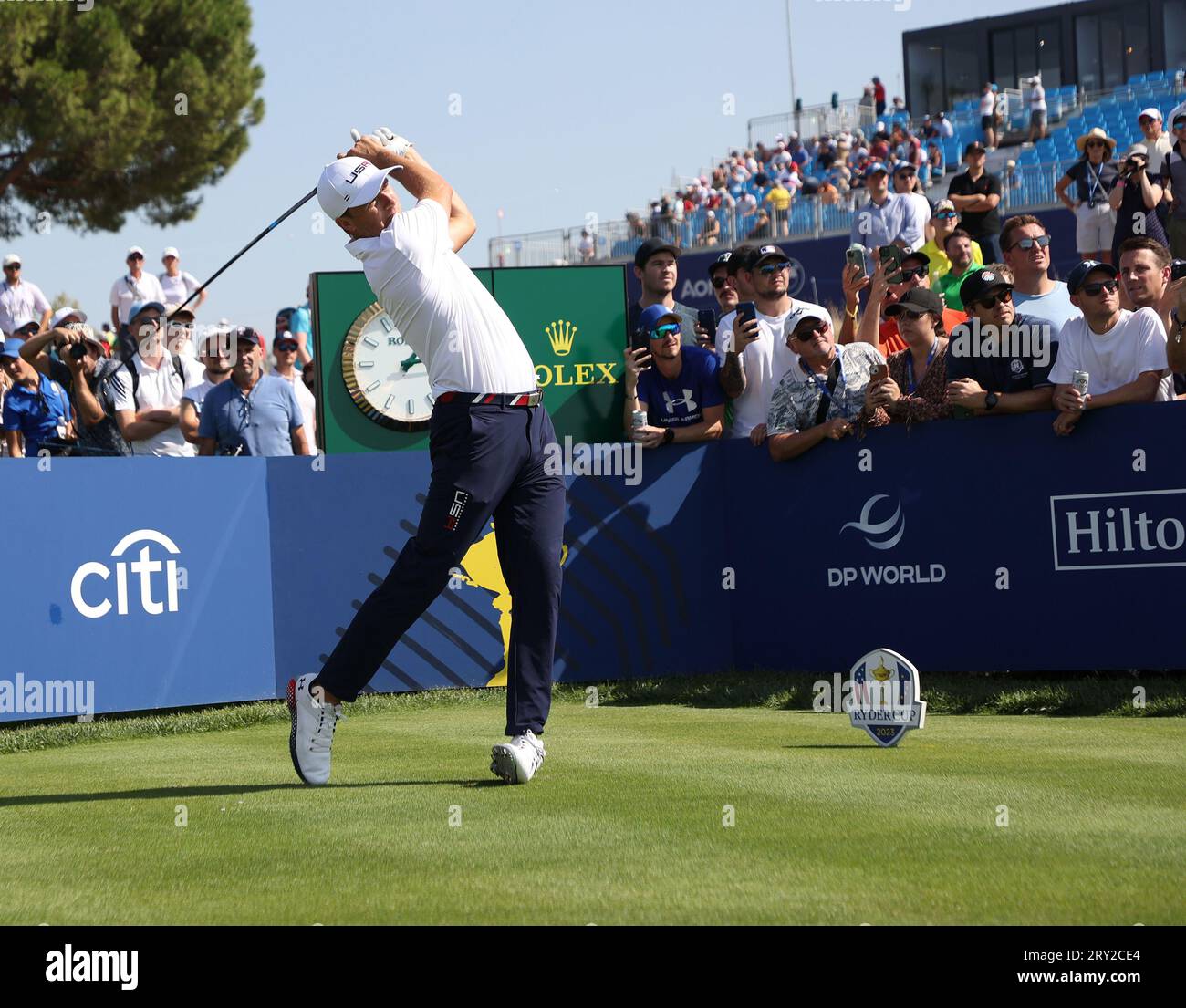 Rom, Italien. September 2023 28. Scottie Scheffler aus den USA fährt am 28. September 2023 beim Ryder Cup 2023 im Marco Simone Golf Club in Rom, Italien, auf dem 16. Abschlag. UPI/Alamy Live News Stockfoto