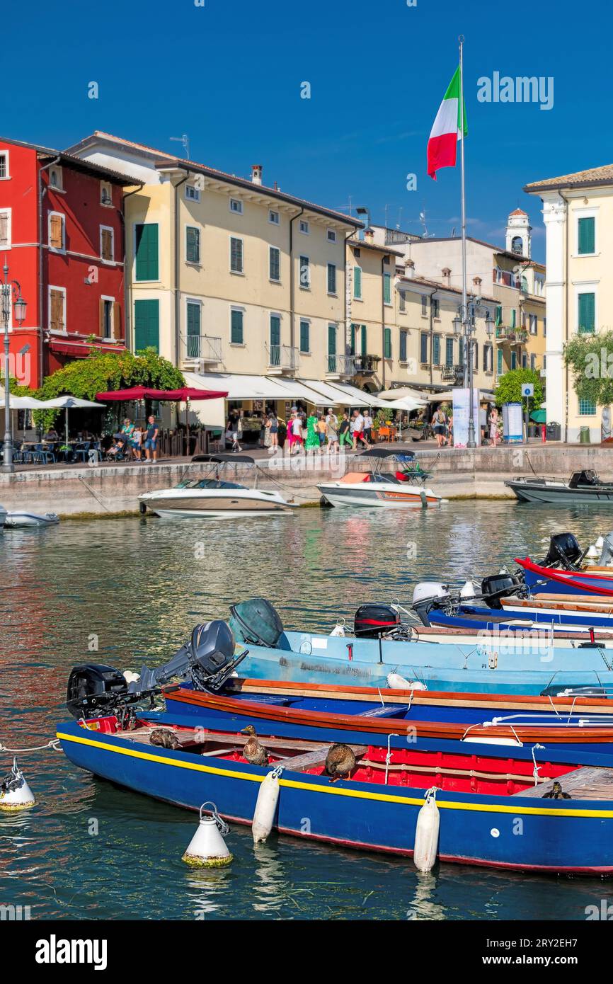 Hafen von Lazise am Gardasee in Italien mit Fischerbooten Stockfoto