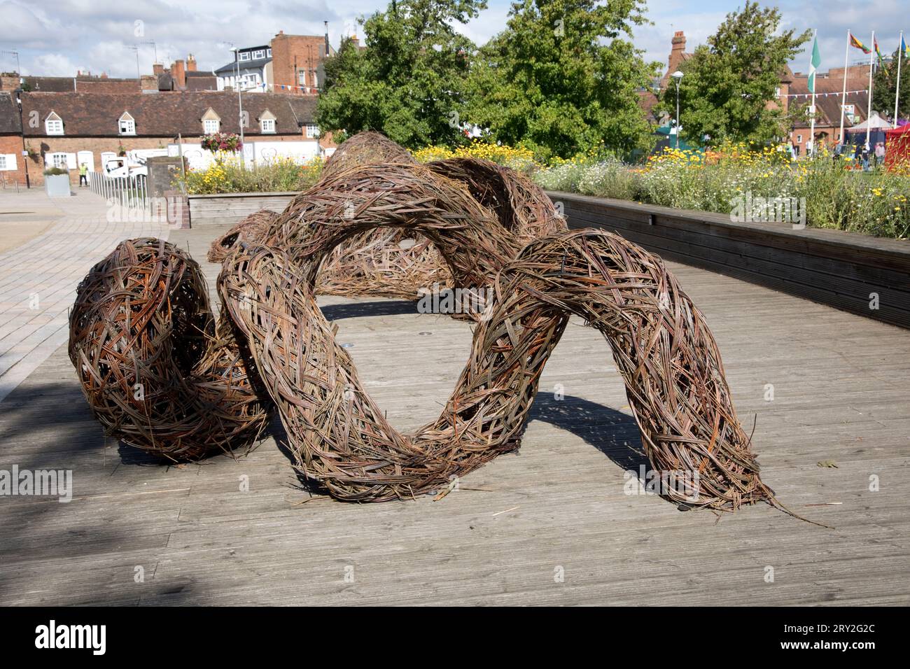 Gewebte Weidenskulptur aus dem at the Forest Edge-Projekt der polnischen Gemeinde, die die Natur auf dem Vorplatz der Royal Stratford Theature St spaltet Stockfoto