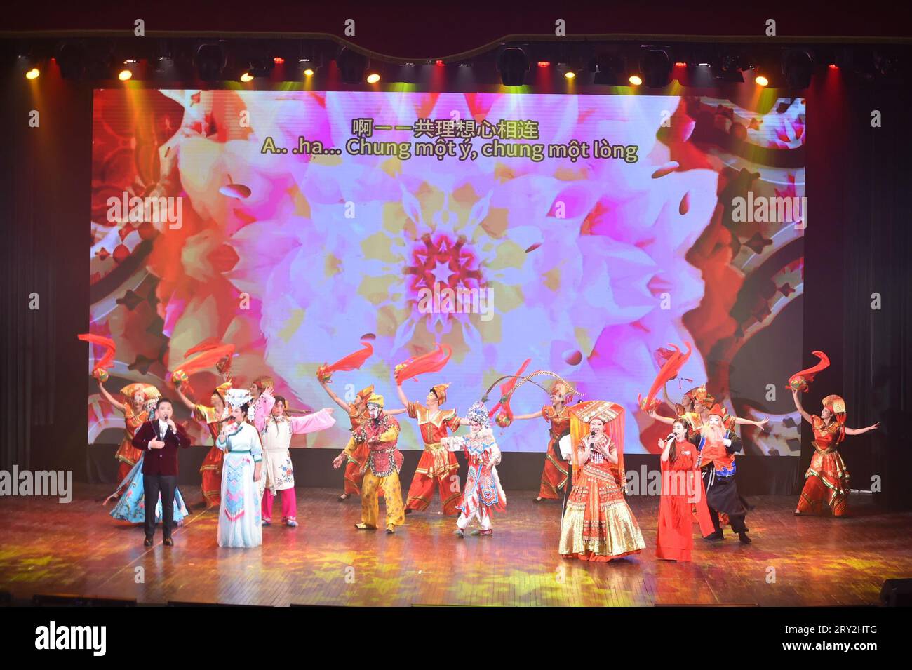 (230928) -- HANOI, 28. September 2023 (Xinhua) -- Schauspieler treten bei einer Gala auf, die das Mid-Autumn Festival in Hanoi, Vietnam, 20. September 2023 feiert. Auf der ganzen Welt werden verschiedene Feste mit dem nahenden Herbstfest gefeiert. (Xinhua/Hu Jiali) Stockfoto