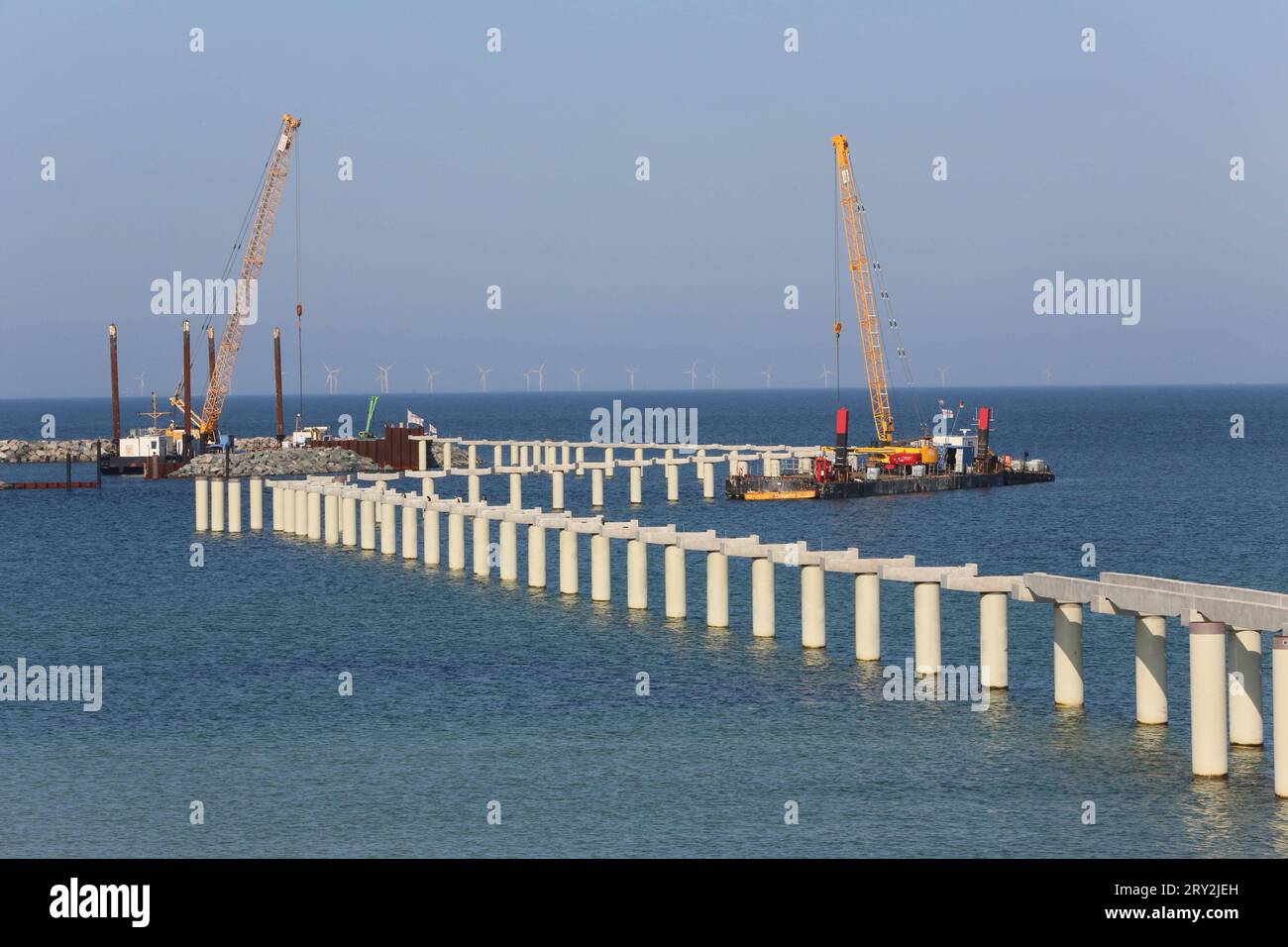 Vor-Ort-Pressetermin am Donnerstag 28.09.2023 in Prerow Vorpommern Rügen an der Baustelle für den neuen Inselhafen mit dem Minister für Klimaschutz, Landwirtschaft, ländliche Räume und Umwelt des Landes MV Dr. Till Backhaus. Der Hafen entsteht als Ersatzhafen für den Nothafen Darßer Ort der jetzt geschlossen wird. Dieser Krieg in den zurückliegenden Jahren immer wieder versandet und musste ausgebaggert werden. Dadurch waren in regelmäßigen Abständen hohe Kosten entstanden. Infolge hatte sich das Land MV dazu entschlossen, am Standort der örtlichen Seebrücke einen Neubau zu errichten. Zu diesem W Stockfoto