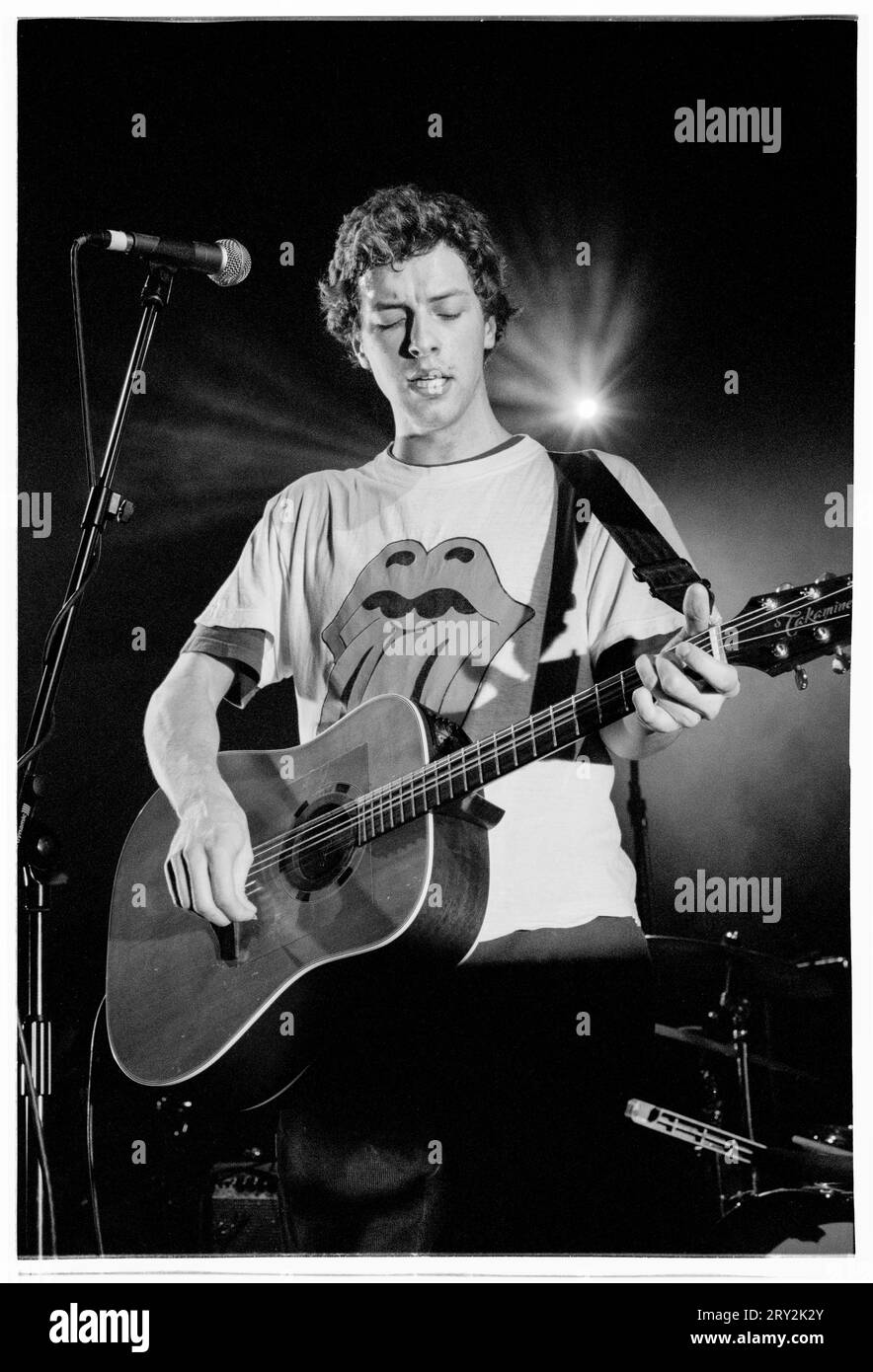 COLDPLAY, CHRIS MARTIN, JAN 2000: Ein sehr junger Chris Martin von der Rockband Coldplay. Die Band spielte als Eröffnungsakt auf der UK NME Tour in der Cardiff University Great Hall in Cardiff, Wales, Großbritannien am 25. Januar 2000. Dieses ikonische Bild war das erste Bild der Band, das im Rolling Stone Magazin im Jahr 2000 als Durchbruch erschien. Foto: Rob Watkins Stockfoto