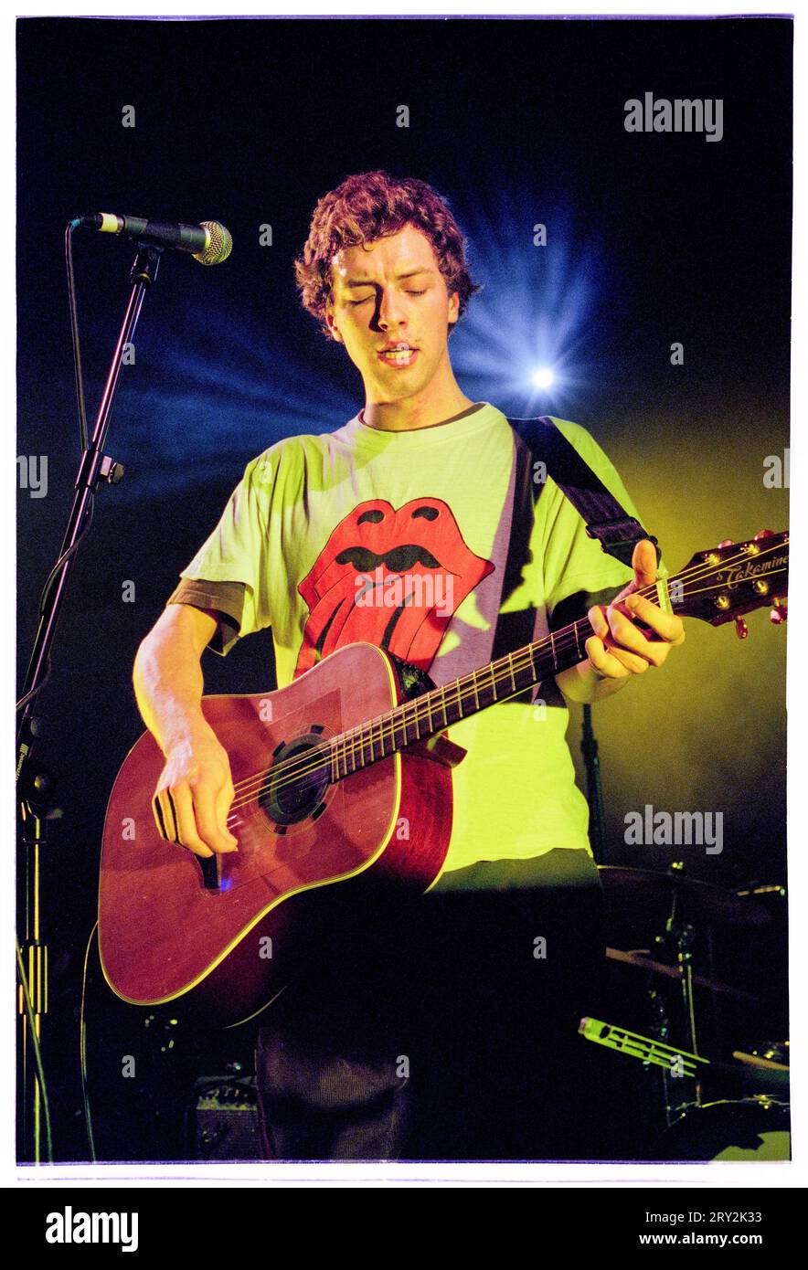 COLDPLAY, CHRIS MARTIN, JAN 2000: Ein sehr junger Chris Martin von der Rockband Coldplay. Die Band spielte als Eröffnungsakt auf der UK NME Tour in der Cardiff University Great Hall in Cardiff, Wales, Großbritannien am 25. Januar 2000. Dieses ikonische Bild war das erste Bild der Band, das im Rolling Stone Magazin im Jahr 2000 als Durchbruch erschien. Foto: Rob Watkins Stockfoto