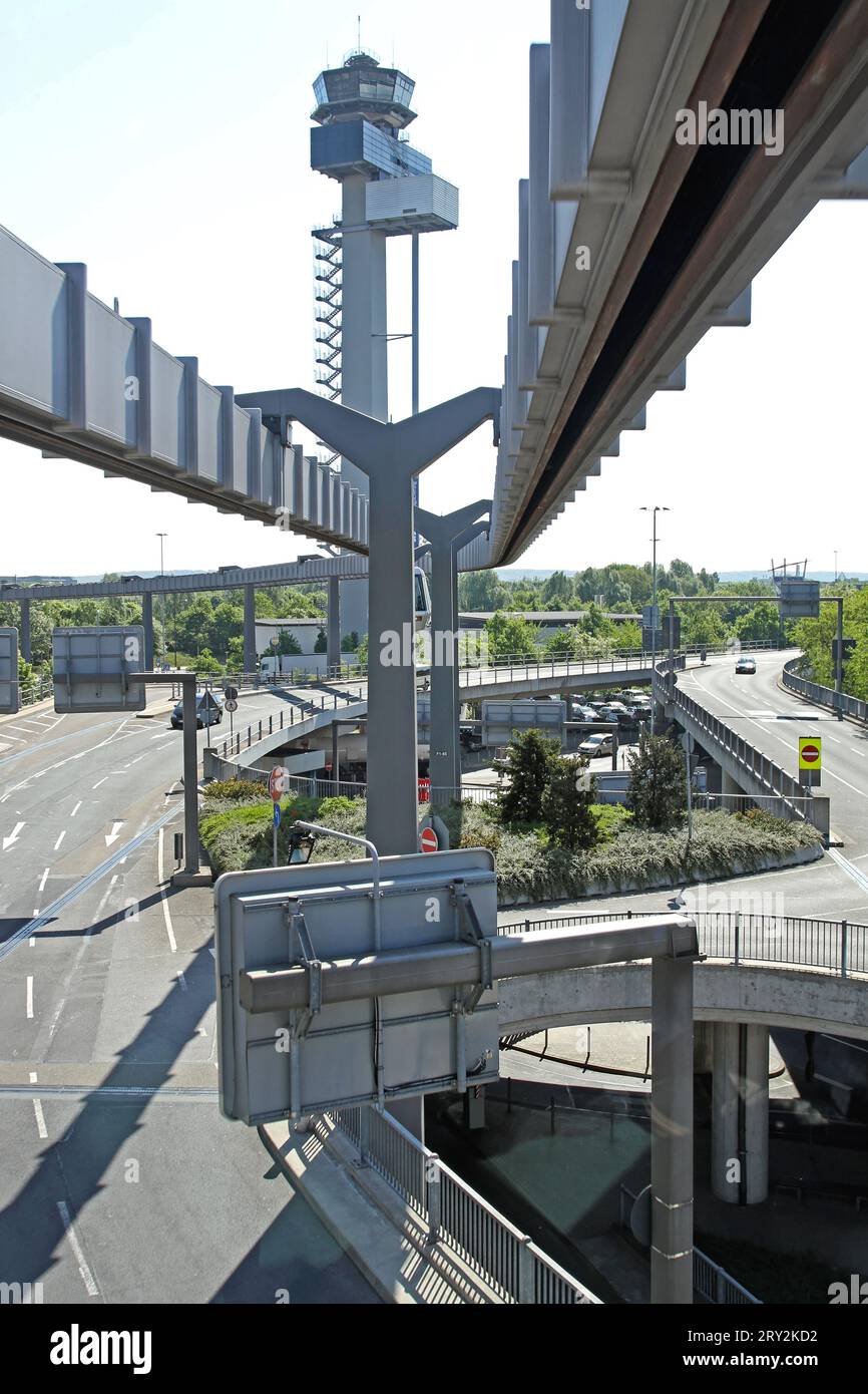 Düsseldorf, Deutschland - 03. Mai 2011: Erhöhte Mono Rail für Sky Train und Control Tower am Flughafen sonniger Frühlingstag. Stockfoto