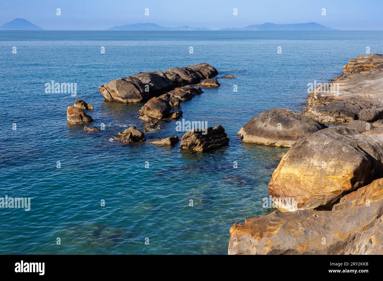 Blick auf das Tyrrhenische Meer vom Strand in Gliaca auf der Insel Sizilien, Sizilien Stockfoto