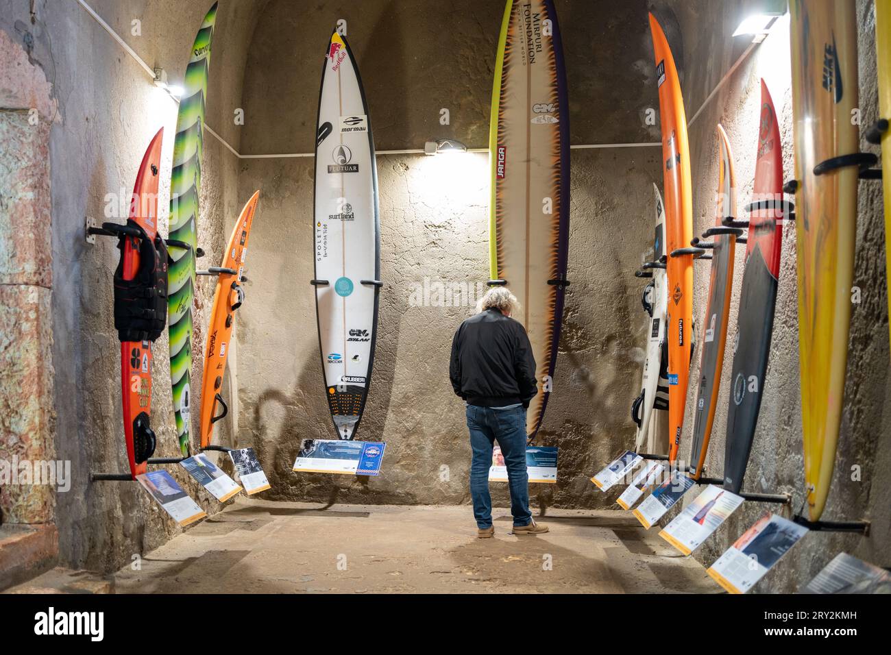 Nazare, Portugal, 20. November 2022 Surfers Museum in der Festung St. Michael in Nazare Sitio, dem hohen Teil des Dorfes in der Nähe von Praia do Norte, einem der beeindruckendsten Surfgebiete der Welt. Stockfoto