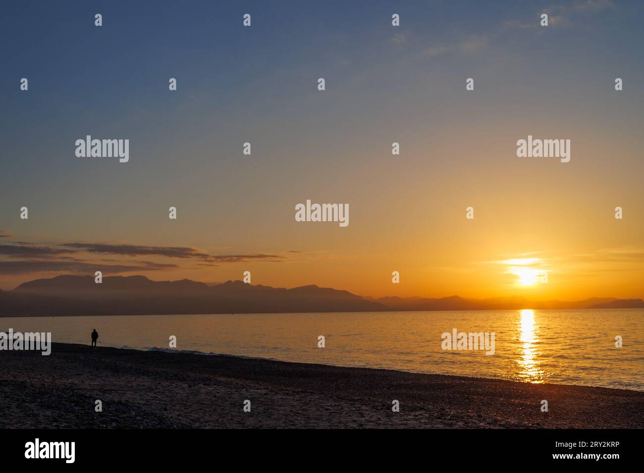 Sonnenuntergang am Strand von Cefalu auf der Insel Sizilien Stockfoto