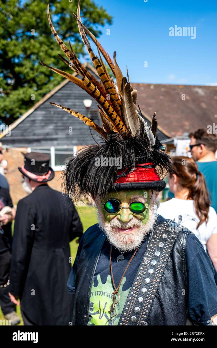 Ein Senior Morris Dancer im Hartfield Village Fete, Hartfield, East Sussex, Großbritannien. Stockfoto