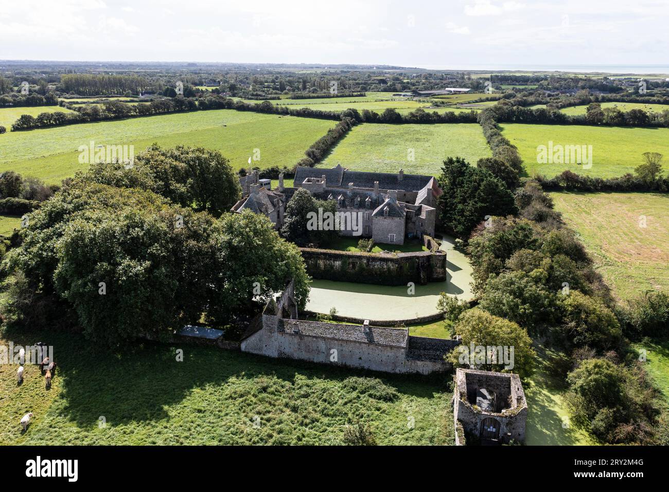Drohnenaufnahme von Chateau Pirou - Burg Pirou Wasserschloß in der Normandie Stockfoto