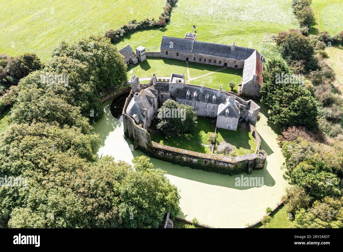 Drohnenaufnahme von Chateau Pirou - Burg Pirou Wasserschloß in der Normandie Stockfoto