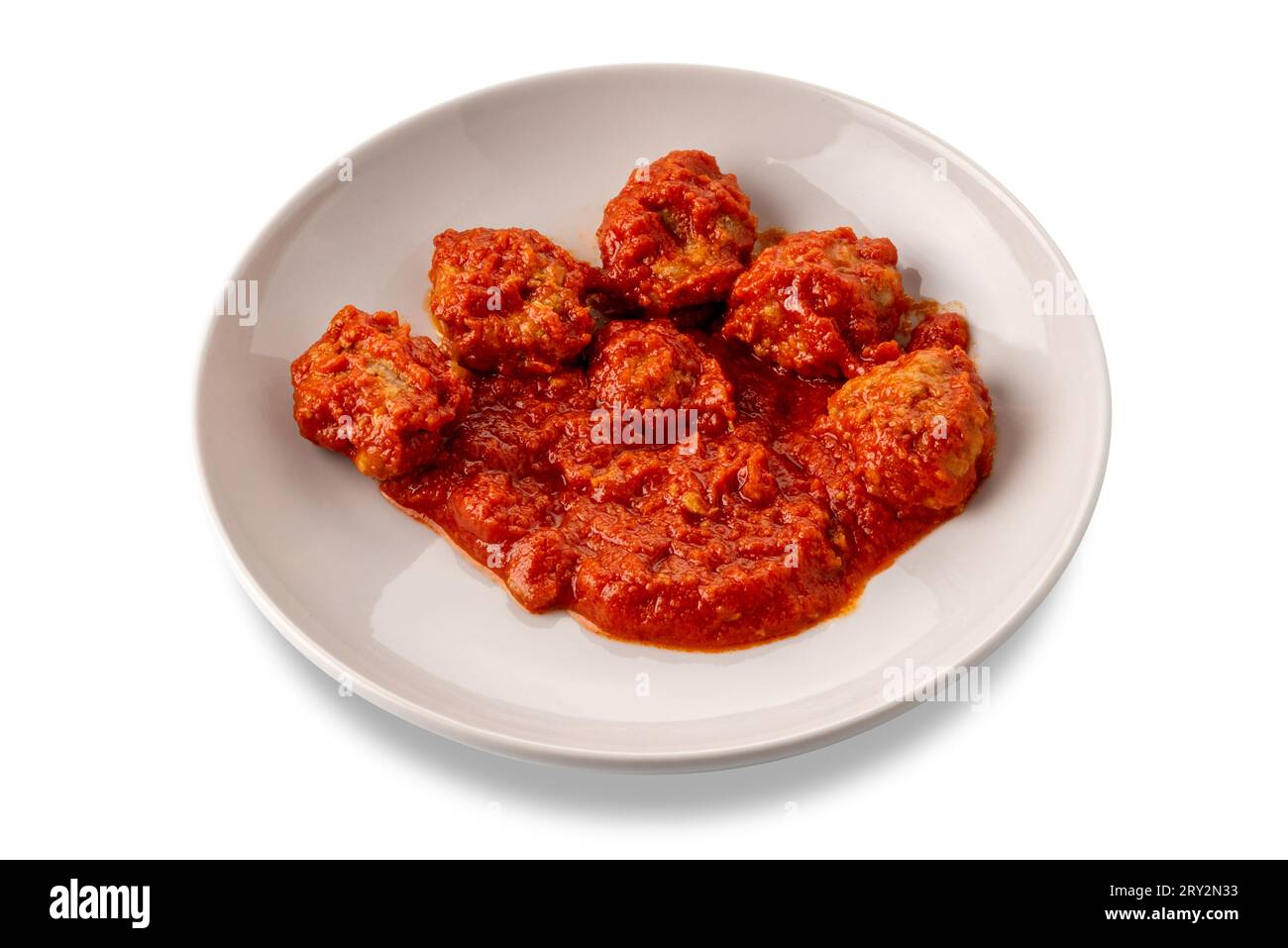 Fleischbällchen mit Tomatensauce, typisch italienisches Rezept, in weißer Platte isoliert auf weiß mit Schnittpfad im Preis inbegriffen Stockfoto