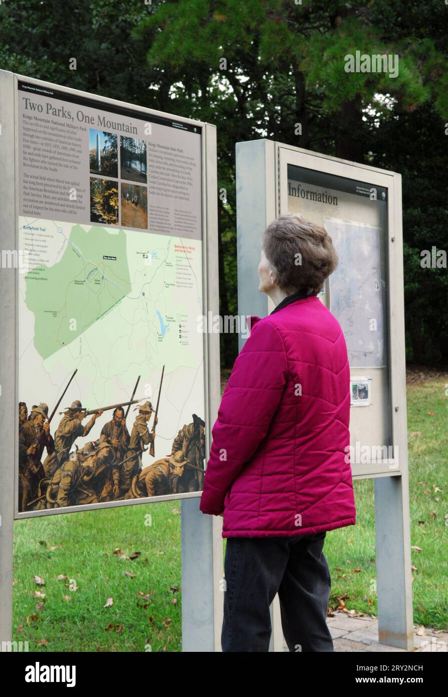 Das Foto zeigt Seniorinnen, die das Informationsschild im Kings Mountain National Military Park Welcome Center South Carolina USA sehen. Stockfoto