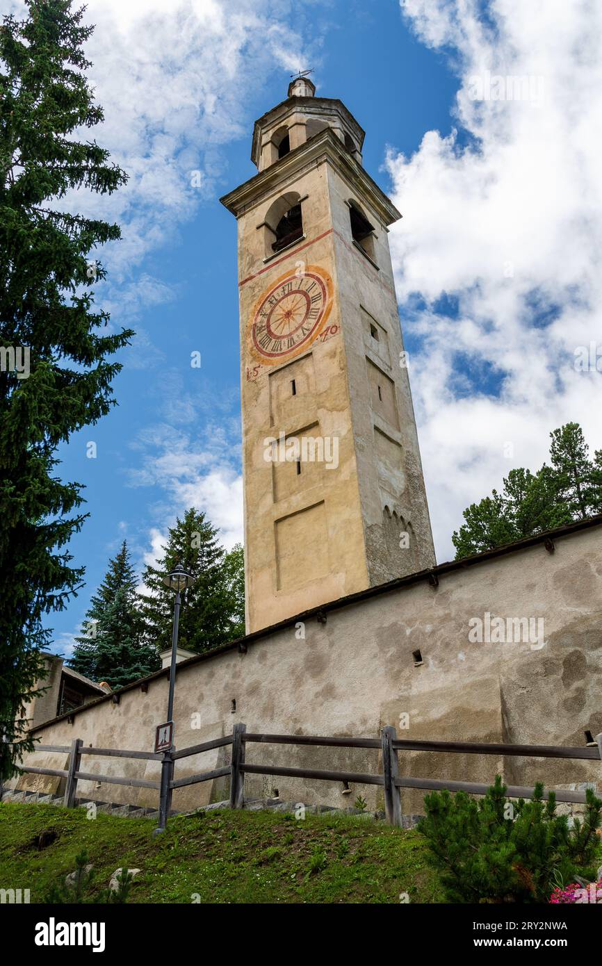 Schiefer Turm der Kirche Saint Mauritius Ruine in St. Moritz, Schweiz Stockfoto