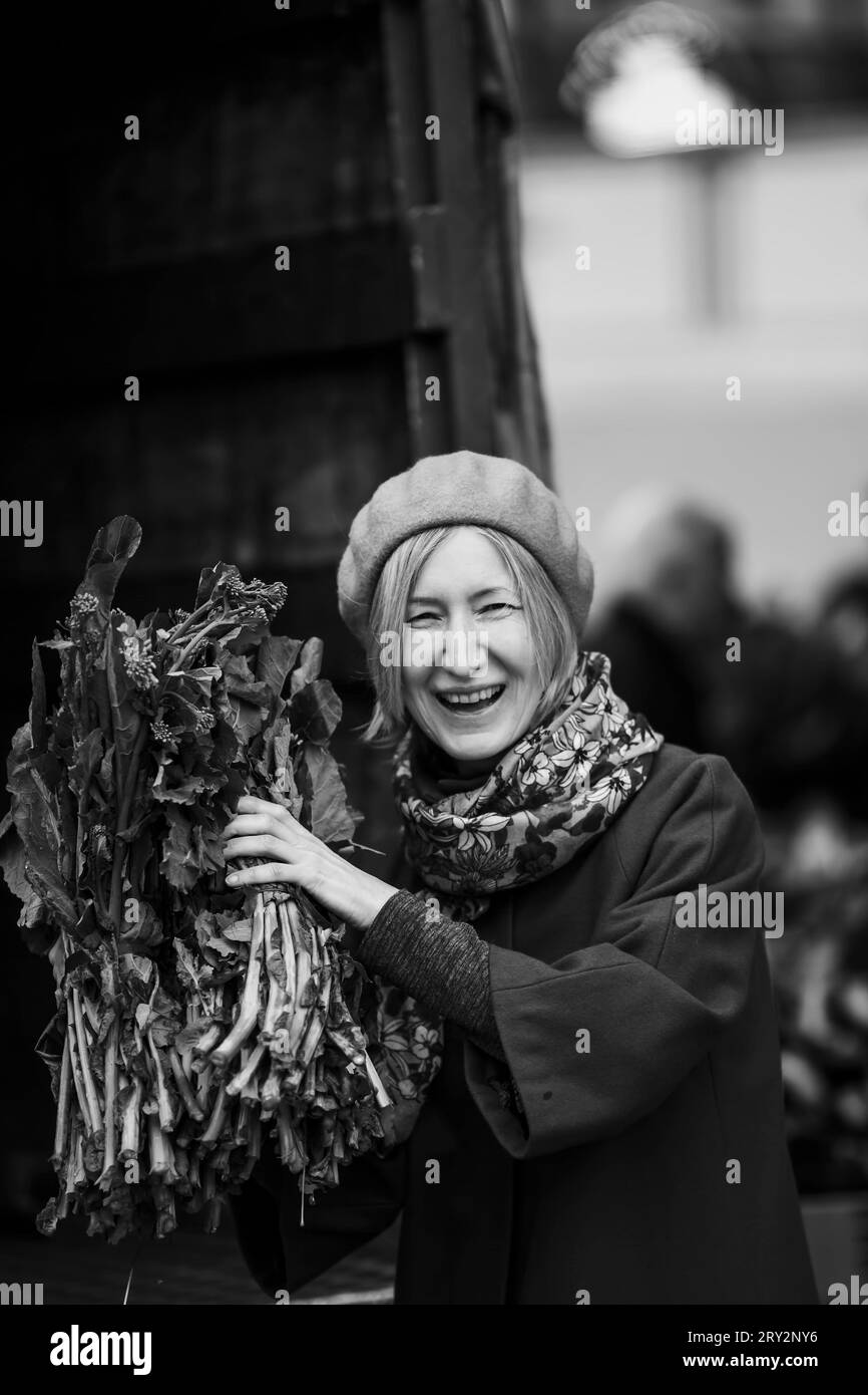 Eine Frau in einem Gemüseladen. Schwarzweißbild. Stockfoto
