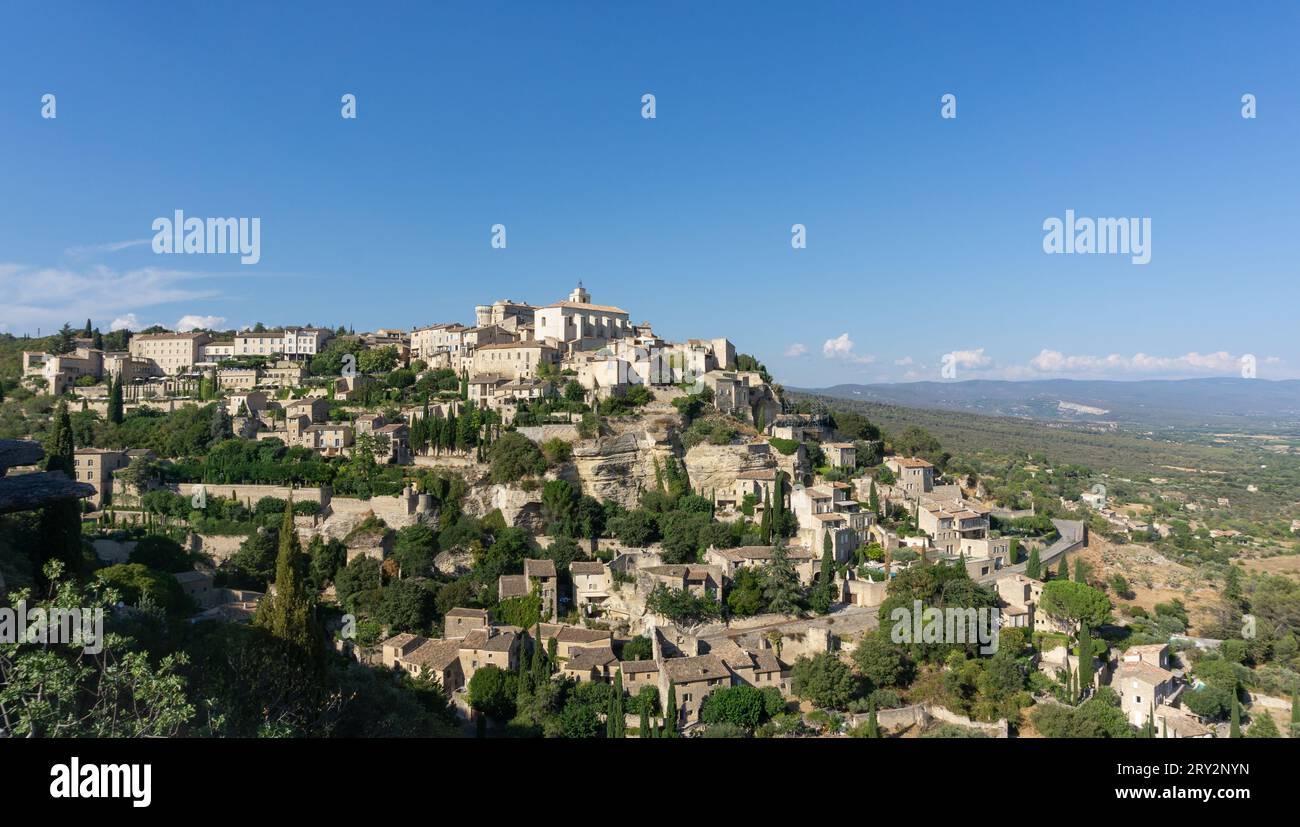 Gordes, Frankreich, die wunderschöne Stadt, die auf mehreren Ebenen in einem felsigen Gebiet erbaut wurde. Stockfoto