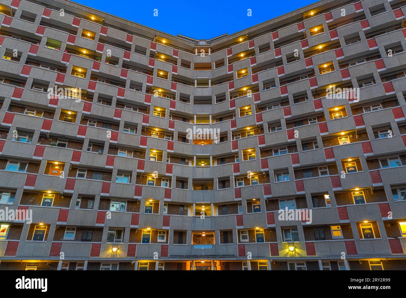 Beleuchtete Fassade eines Betonhausturmblocks George Loveless House im Dorset Estate in London Stockfoto