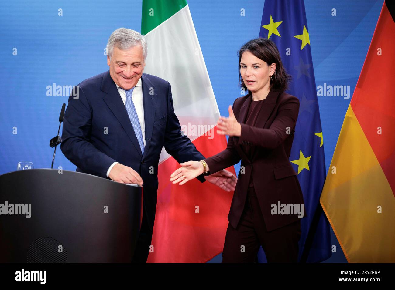 Annalena Baerbock, Bundesaußenministerin, und Antonio Tajani, Ministerin für auswärtige Angelegenheiten und internationale Zusammenarbeit der Italienischen Republik, nahmen an einer Pressekonferenz nach dem gemeinsamen Gespräch im Auswärtigen Amt Teil. Berlin, 28. September 2023. Stockfoto