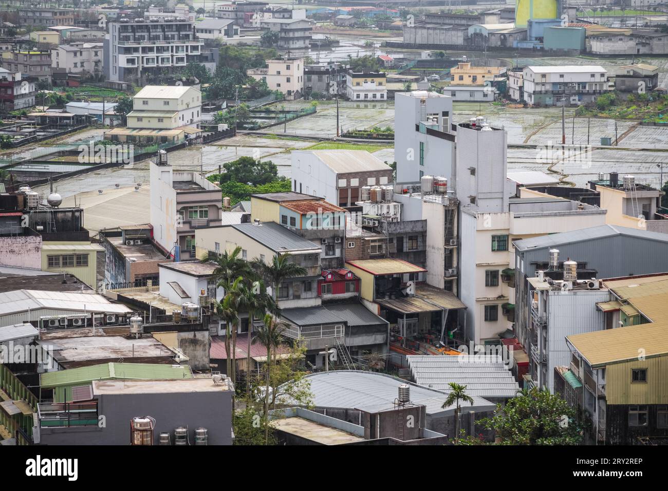 Jiaoxi Townscape in Yilan, Taiwan mit vielen illegalen Wellblechdachaufbauten Stockfoto
