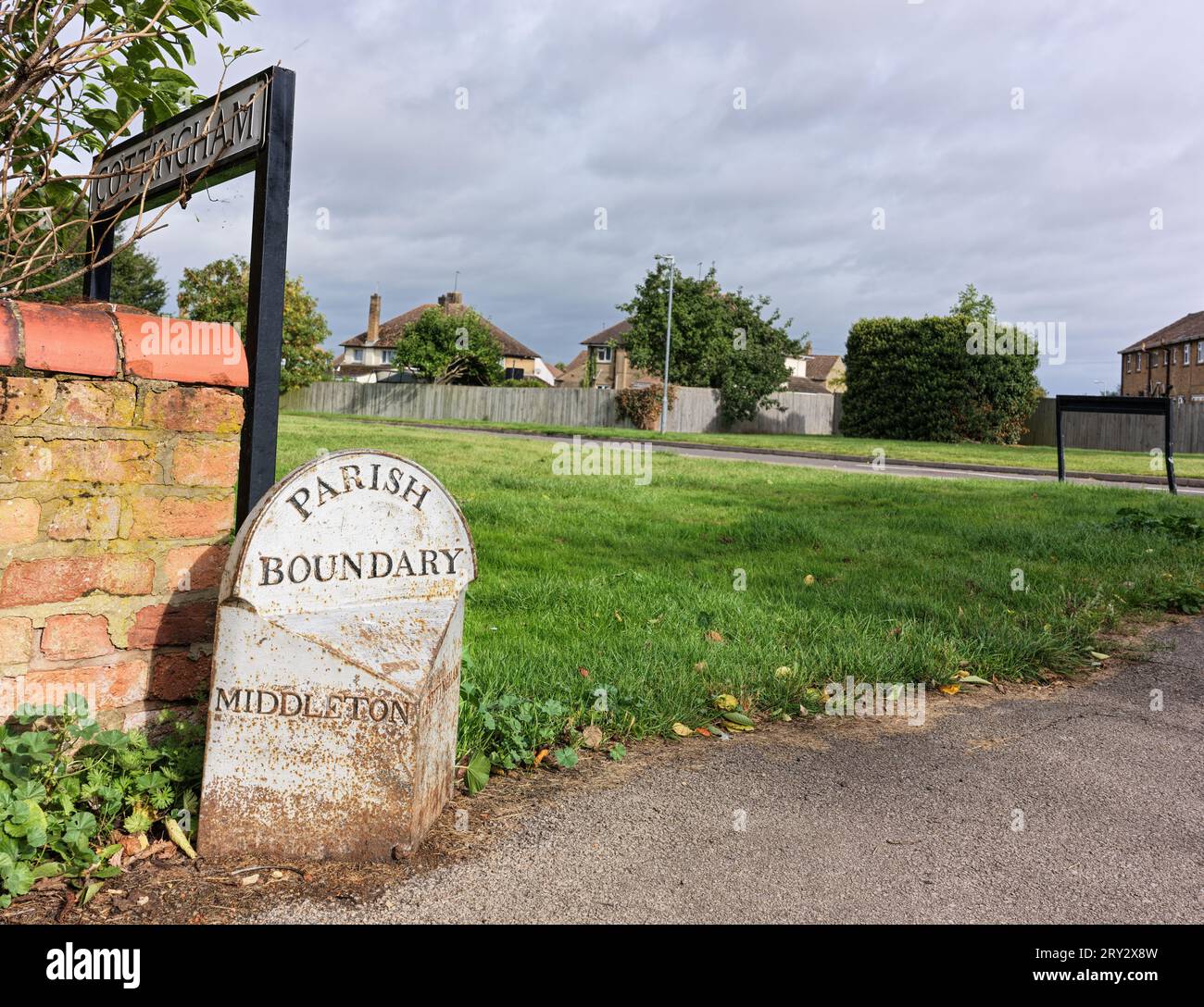 Altes Grenzschild zwischen den Dörfern Middleton und Cottingham, Northamptonshire, England. Stockfoto