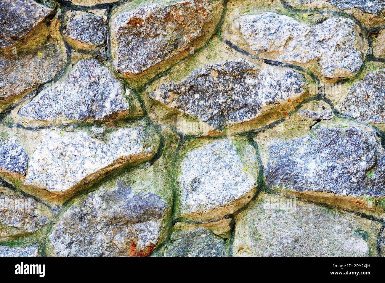 Textur von Steinblöcken. Grauer Steinhintergrund. Struktur einer Granitwand. Ein Hintergrund mit schöner Zeichnung auf einem Bordstein Stockfoto