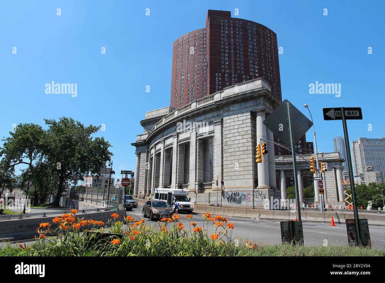 NEW YORK, USA - 6. JULI 2013: Manhattan Bridge Colonnade und Confucius Plaza Apartment Building in Bowery, New York. Stockfoto