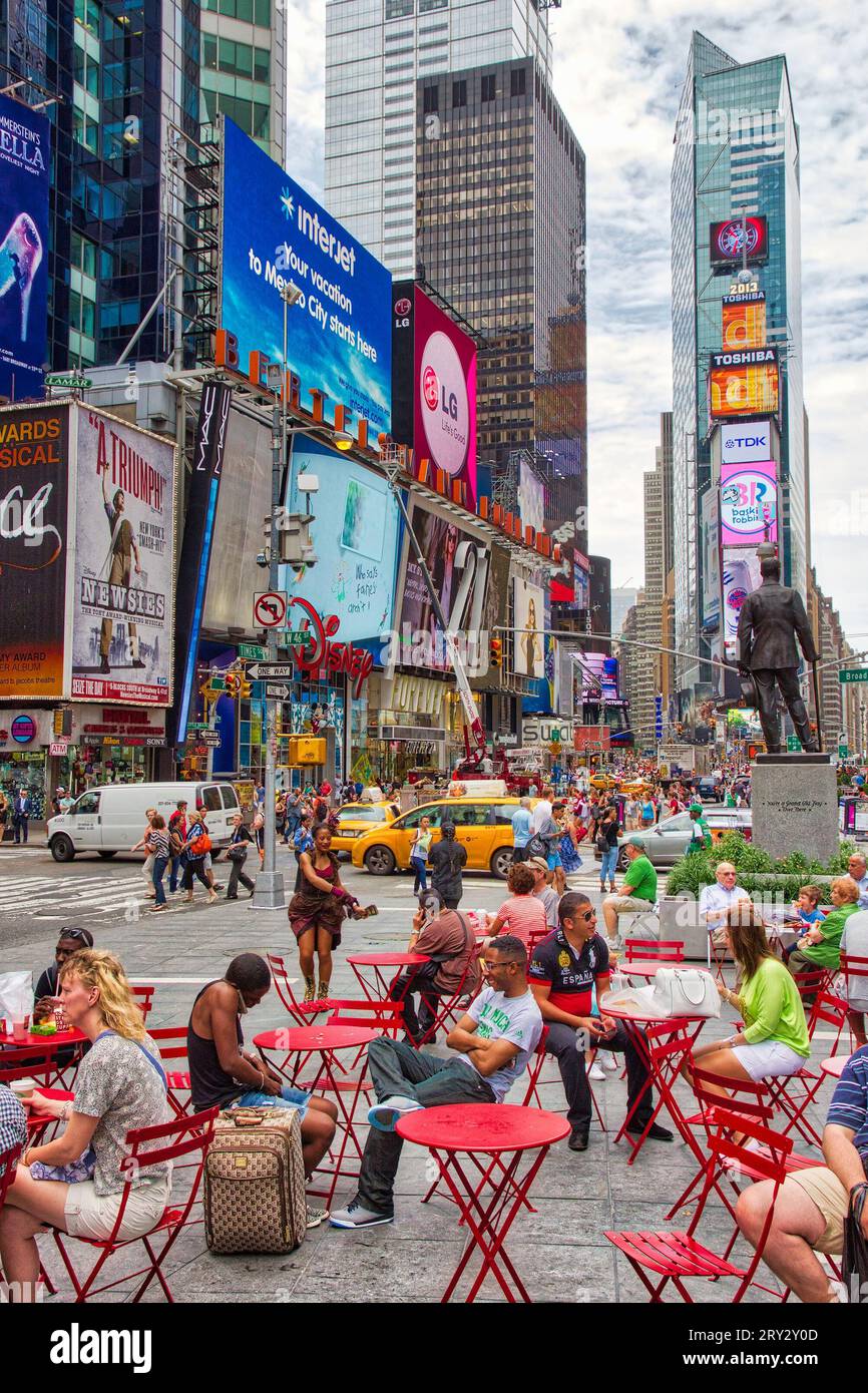 NEW YORK, USA - 3. JULI 2013: Besucher besuchen den Times Square in New York. Der Platz an der Kreuzung von Broadway und 7th Avenue ist ein berühmtes Wahrzeichen von New York. Stockfoto