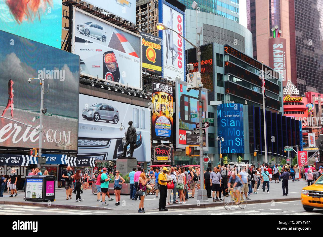 NEW YORK, USA - 4. JULI 2013: Besucher besuchen den Times Square in New York. Der Platz an der Kreuzung von Broadway und 7th Avenue ist ein berühmtes Wahrzeichen von New York. Stockfoto