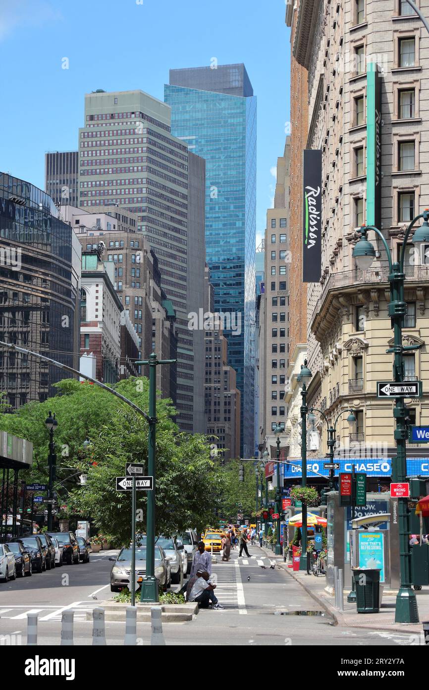 NEW YORK, USA - 4. JULI 2013: Menschen gehen in Koreatown in New York. Etwa 19 Millionen Menschen leben in der Metropolregion von New York City. Stockfoto