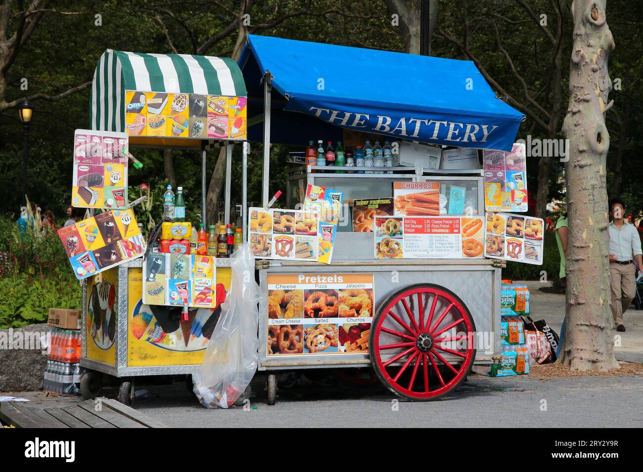 NEW YORK, USA - 4. JULI 2013: Brezel und Hot Dog Stand im Battery Park in New York. Fast 19 Millionen Menschen leben in der Metropolregion New York City. Stockfoto