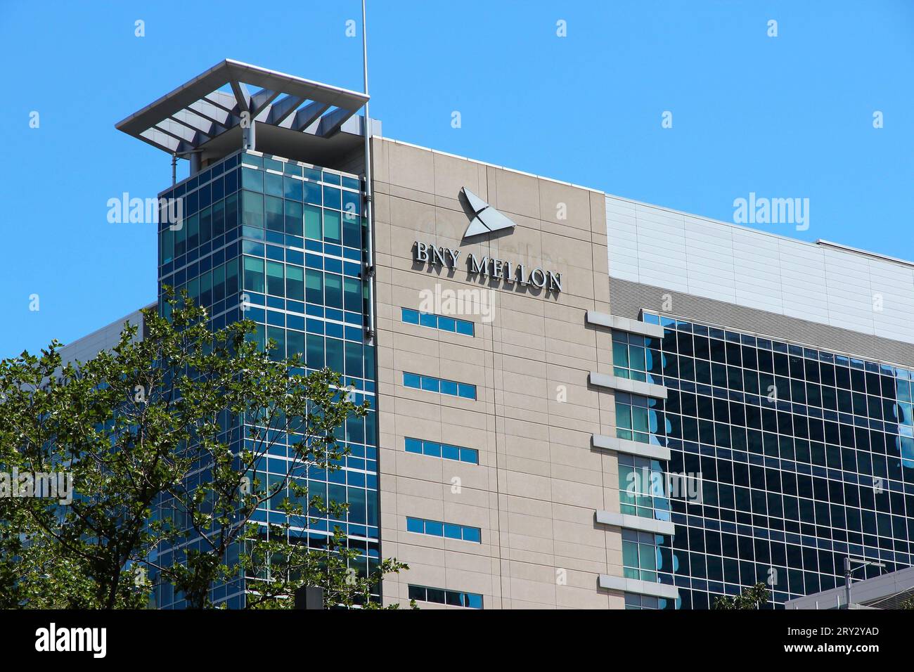 PITTSBURGH, USA - 29. JUNI 2013: BNY Mellon Bank Building in Pittsburgh. Die Bank of New York Mellon Corporation, allgemein bekannt als BNY Mellon, ist eine US-amerikanische Bank Stockfoto