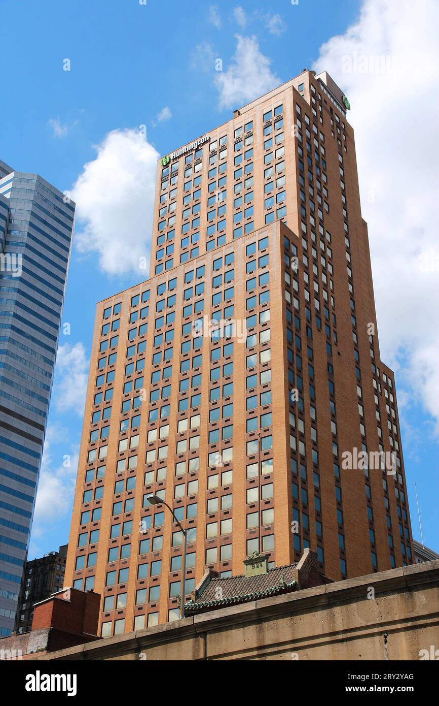 PITTSBURGH, USA - 29. JUNI 2013: Huntington Bancshares American Bank Holding Company unterzeichnet am Grant Building in Pittsburgh. Stockfoto