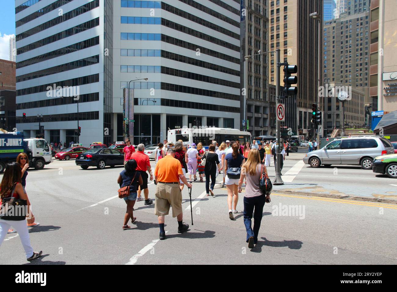 CHICAGO, USA - 27. JUNI 2013: Fußgänger überqueren die Randolph Street in Chicago. Chicago ist mit 2,7 Millionen Einwohnern (8,7 m) die dritthäufigste Stadt der USA Stockfoto