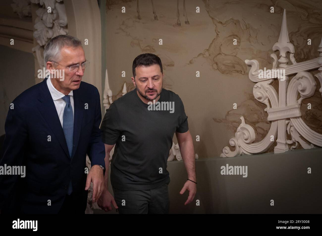 Kiew, Ukraine. September 2023 28. Ukrainischer Präsident Wolodymyr Zelensky (R) nach einem Treffen mit dem NATO-Generalsekretär Jens Stoltenberg am Donnerstag, dem 28. September 2023. Foto des ukrainischen Präsidenten Pressedienst / Credit: UPI/Alamy Live News Stockfoto