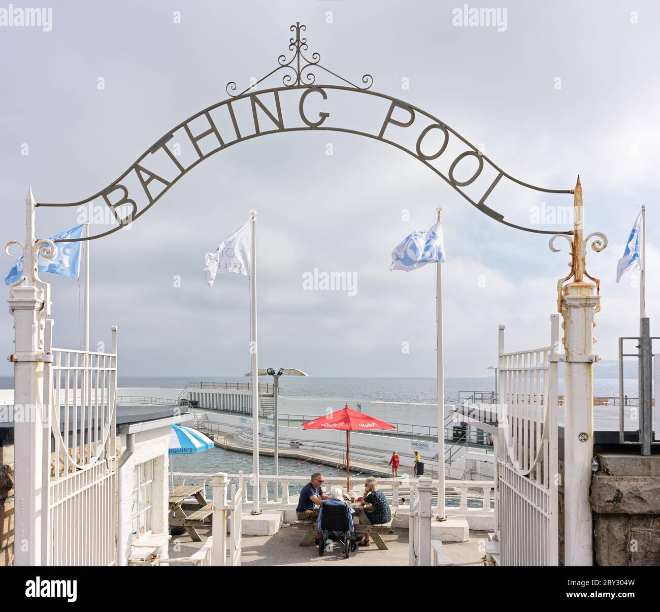 Das Jubilee Pool, ein dreieckiges Meerwasser-Schwimmbad im Freien in Penzance, Cornwall, England, wurde 1935 erbaut. Stockfoto