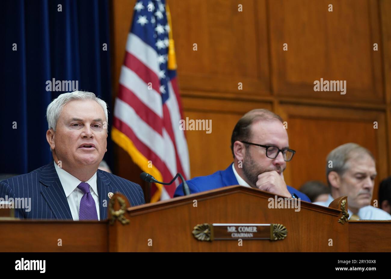 Washington, Usa. September 2023 28. James Comer, R-KY, (L), Vorsitzender des House Ways and Means, Repräsentant des Komitees Jason Smith, R-MO, (C) und Repräsentant Jim Jordan, R-OH, hören Sie während einer Anhörung des House Oversight and Accountability Committee über eine Amtsenthebungsanfrage gegen Präsident Biden im US-Kapitol in Washington DC am Donnerstag, den 28. September 2023. Foto von Bonnie Cash/UPI Credit: UPI/Alamy Live News Stockfoto