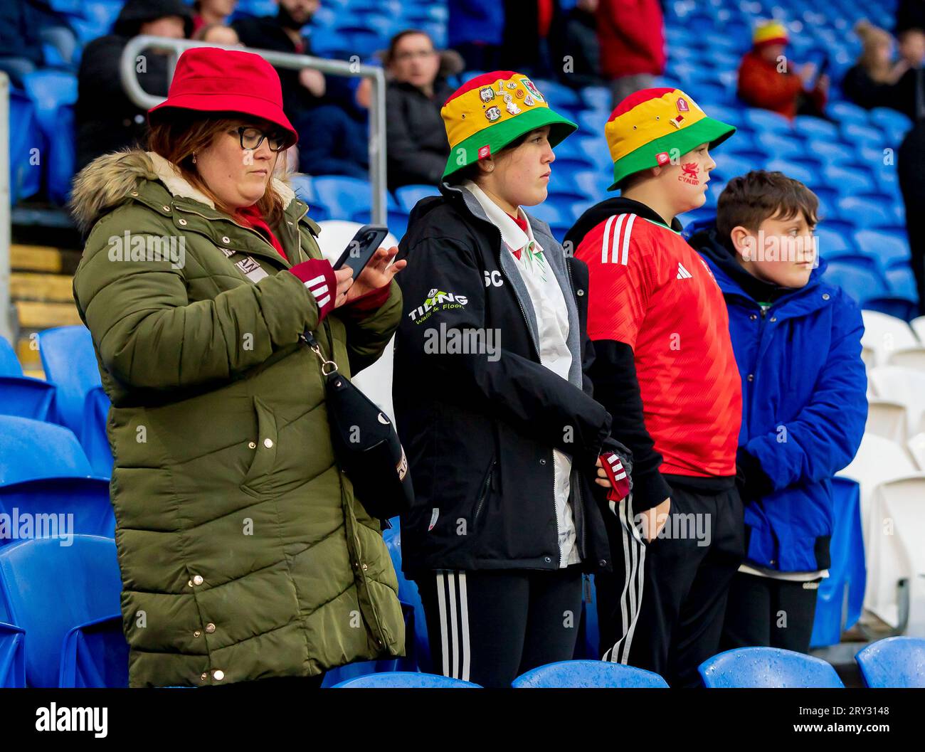 Cardiff, Wales - 28. März 2023: Walisische Fans während des Qualifikationsspiels der Gruppe D zur UEFA-Europameisterschaft Wales gegen Lettland im Cardiff City Stadium. Stockfoto Cardiff, Wales - 28. März 2023: Walisische Fans während des Qualifikationsspiels der Gruppe D zur UEFA-Europameisterschaft Wales gegen Lettland im Cardiff City Stadium. Stockfoto