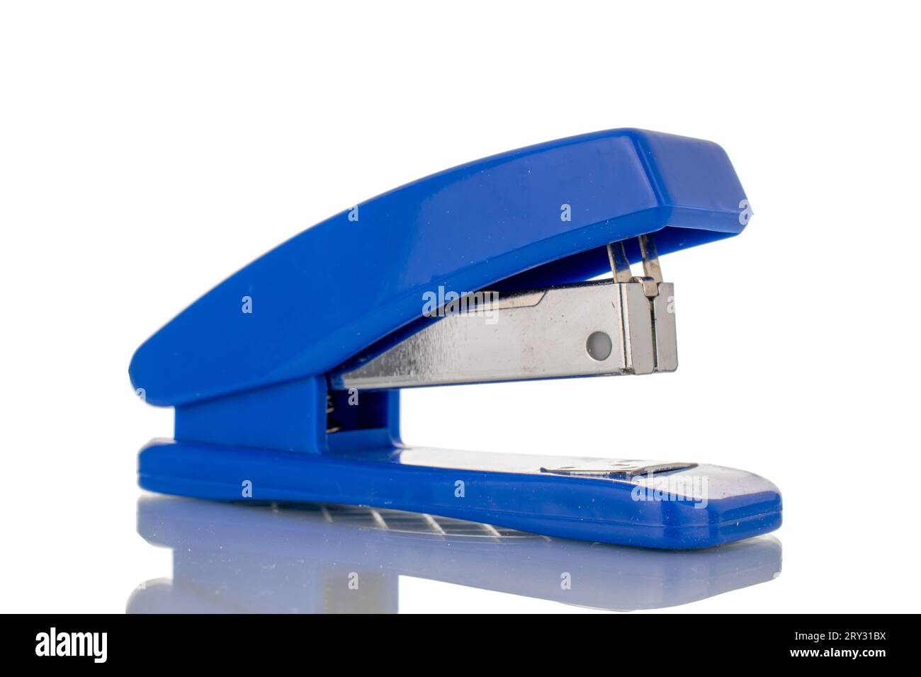 Ein Bürohefter, Makro, isoliert auf weißem Hintergrund. Stockfoto