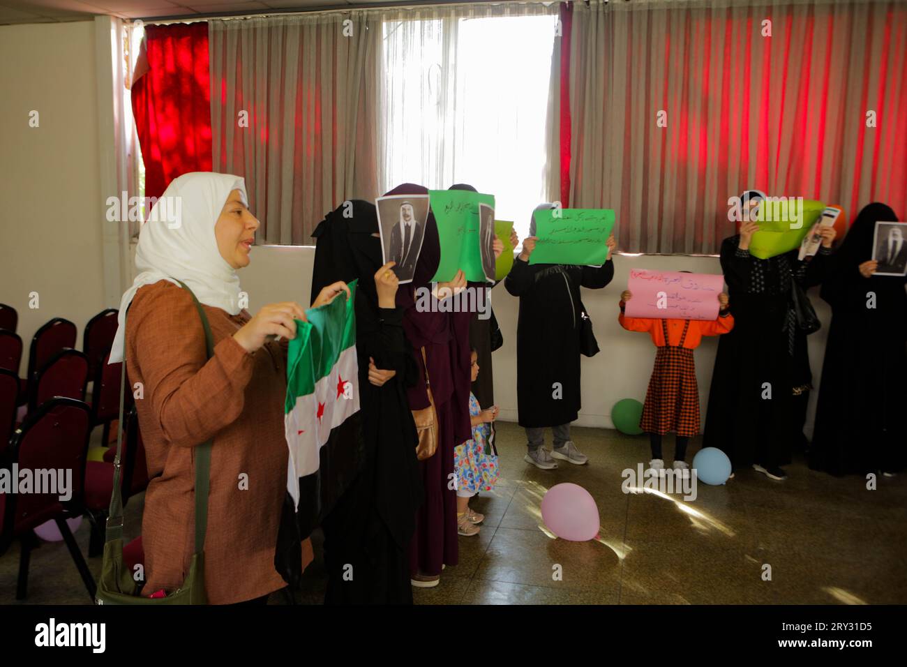 28. September 2023: Gaziantep, Turkiye. 28. September 2023. Eine Reihe von Mitgliedern syrischer Gemeindeorganisationen treffen sich in der Bulbulzadeh Hall in der Innenstadt von Gaziantep, um sich mit den anhaltenden Protesten gegen die Regierung in der syrischen Südweststadt Suweida zu solidarisieren. Während der Veranstaltung in der südtürkischen Stadt Gaziantep hissten einige Teilnehmer die syrische Oppositionsflagge sowie Banner gegen die nationale Koalition der syrischen Revolutions- und Oppositionskräfte. Der Veranstalter, Ensaf Naser, argumentierte, dass die syrische nationale Koalition die Syrer nicht repräsentiere. Während ihrer Rede Stockfoto