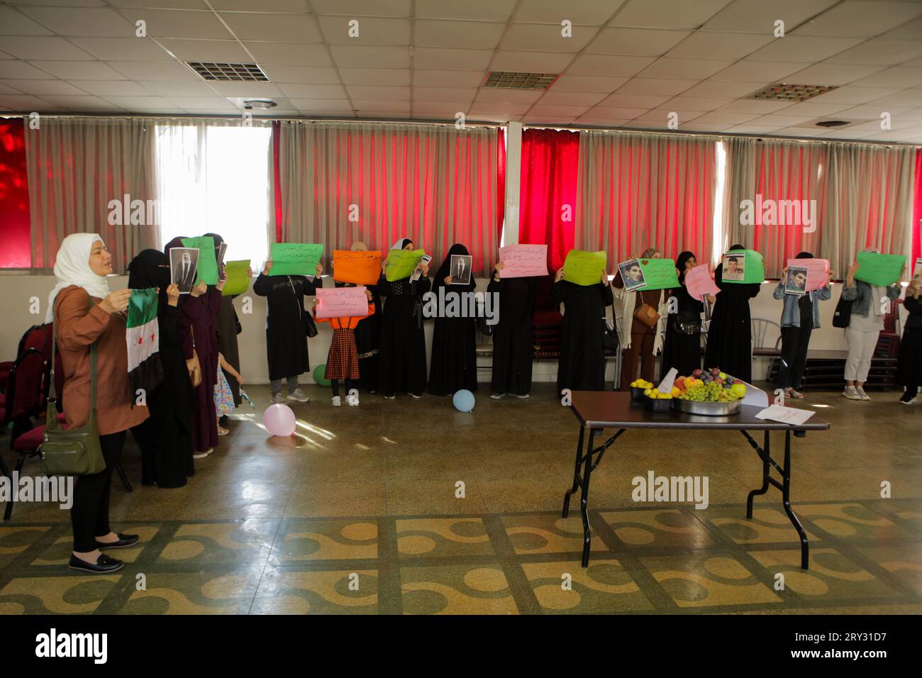 28. September 2023: Gaziantep, Turkiye. 28. September 2023. Eine Reihe von Mitgliedern syrischer Gemeindeorganisationen treffen sich in der Bulbulzadeh Hall in der Innenstadt von Gaziantep, um sich mit den anhaltenden Protesten gegen die Regierung in der syrischen Südweststadt Suweida zu solidarisieren. Während der Veranstaltung in der südtürkischen Stadt Gaziantep hissten einige Teilnehmer die syrische Oppositionsflagge sowie Banner gegen die nationale Koalition der syrischen Revolutions- und Oppositionskräfte. Der Veranstalter, Ensaf Naser, argumentierte, dass die syrische nationale Koalition die Syrer nicht repräsentiere. Während ihrer Rede Stockfoto