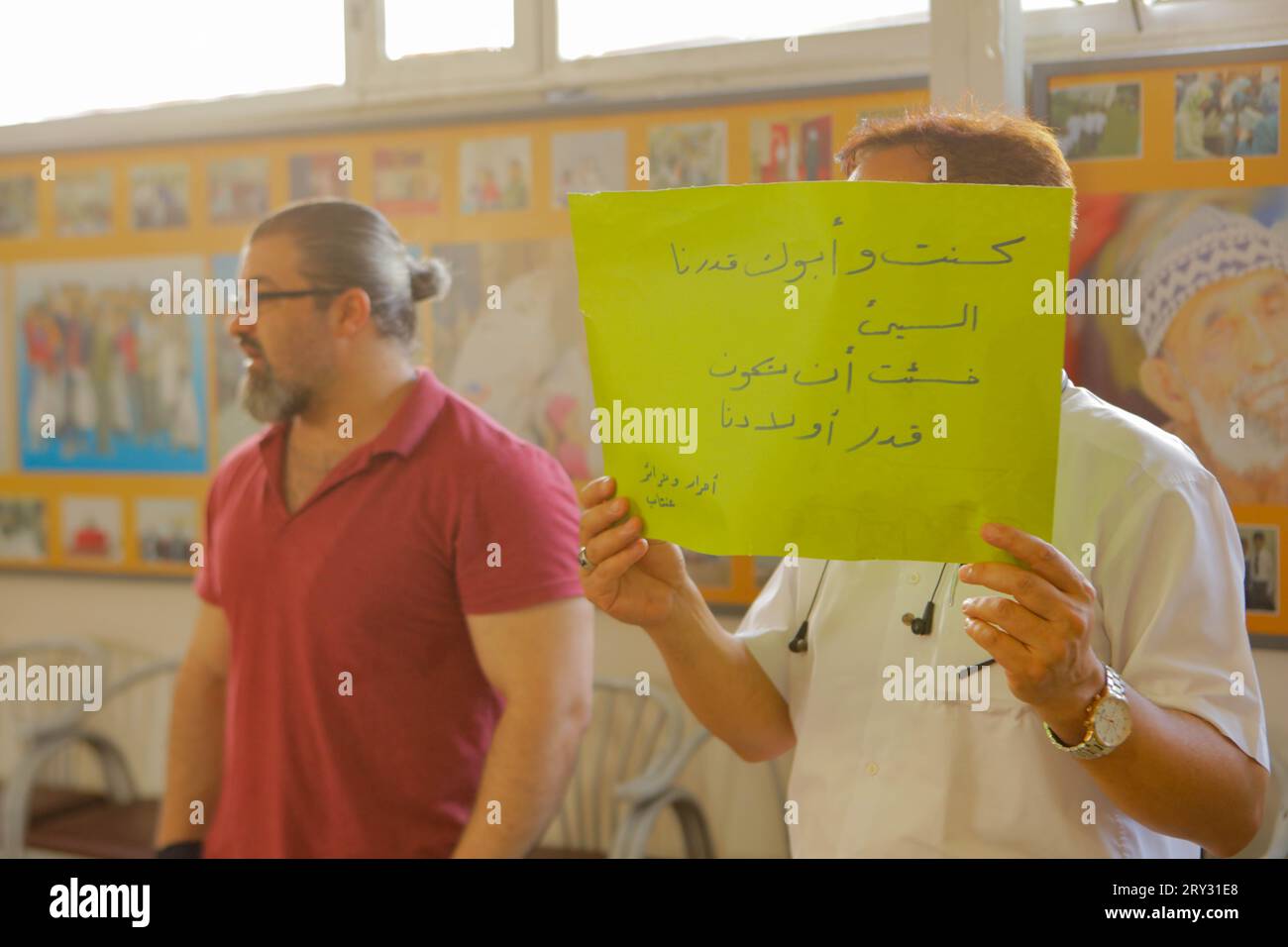 28. September 2023: Gaziantep, Turkiye. 28. September 2023. Eine Reihe von Mitgliedern syrischer Gemeindeorganisationen treffen sich in der Bulbulzadeh Hall in der Innenstadt von Gaziantep, um sich mit den anhaltenden Protesten gegen die Regierung in der syrischen Südweststadt Suweida zu solidarisieren. Während der Veranstaltung in der südtürkischen Stadt Gaziantep hissten einige Teilnehmer die syrische Oppositionsflagge sowie Banner gegen die nationale Koalition der syrischen Revolutions- und Oppositionskräfte. Der Veranstalter, Ensaf Naser, argumentierte, dass die syrische nationale Koalition die Syrer nicht repräsentiere. Während ihrer Rede Stockfoto