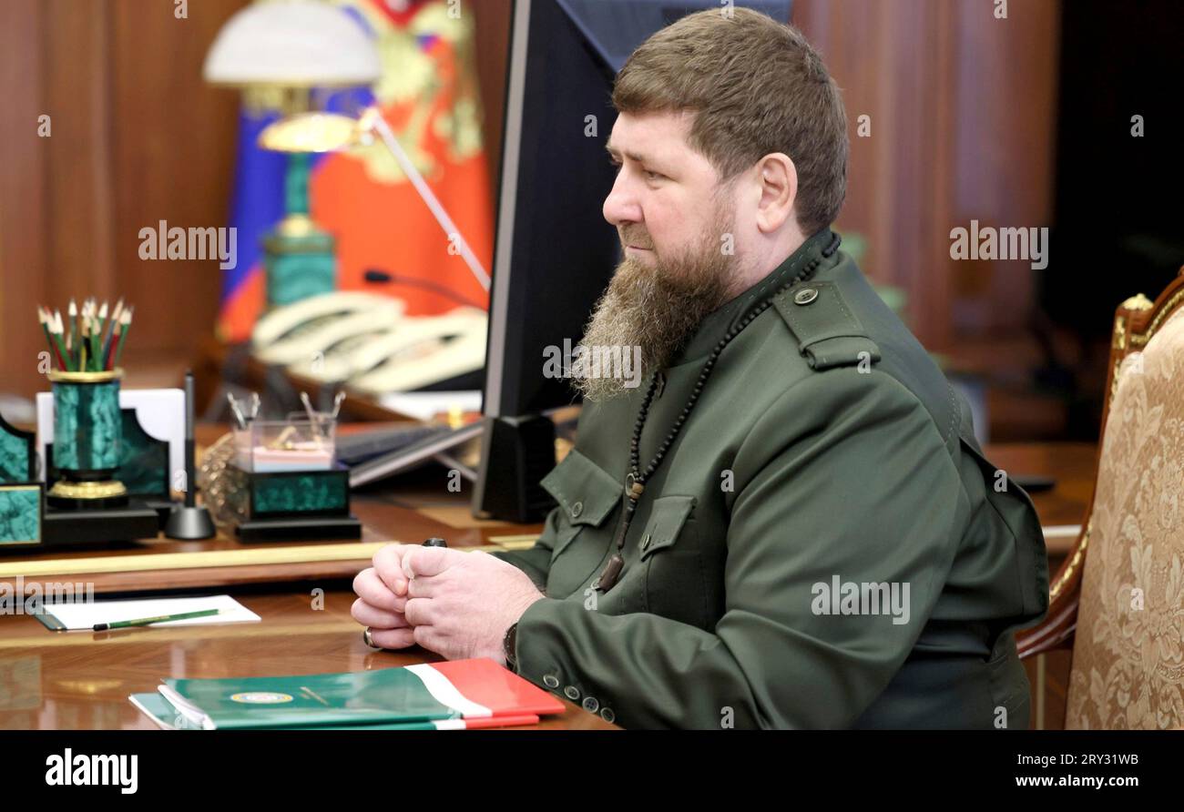 Moskau, Russland. September 2023 28. Der tschetschenische Führer Ramzan Kadyrow hört dem russischen Präsidenten Wladimir Putin während eines persönlichen Arbeitstreffens im Kreml am 28. September 2023 in Moskau zu. Kredit: Mikhail Metzel/Kreml Pool/Alamy Live News Stockfoto