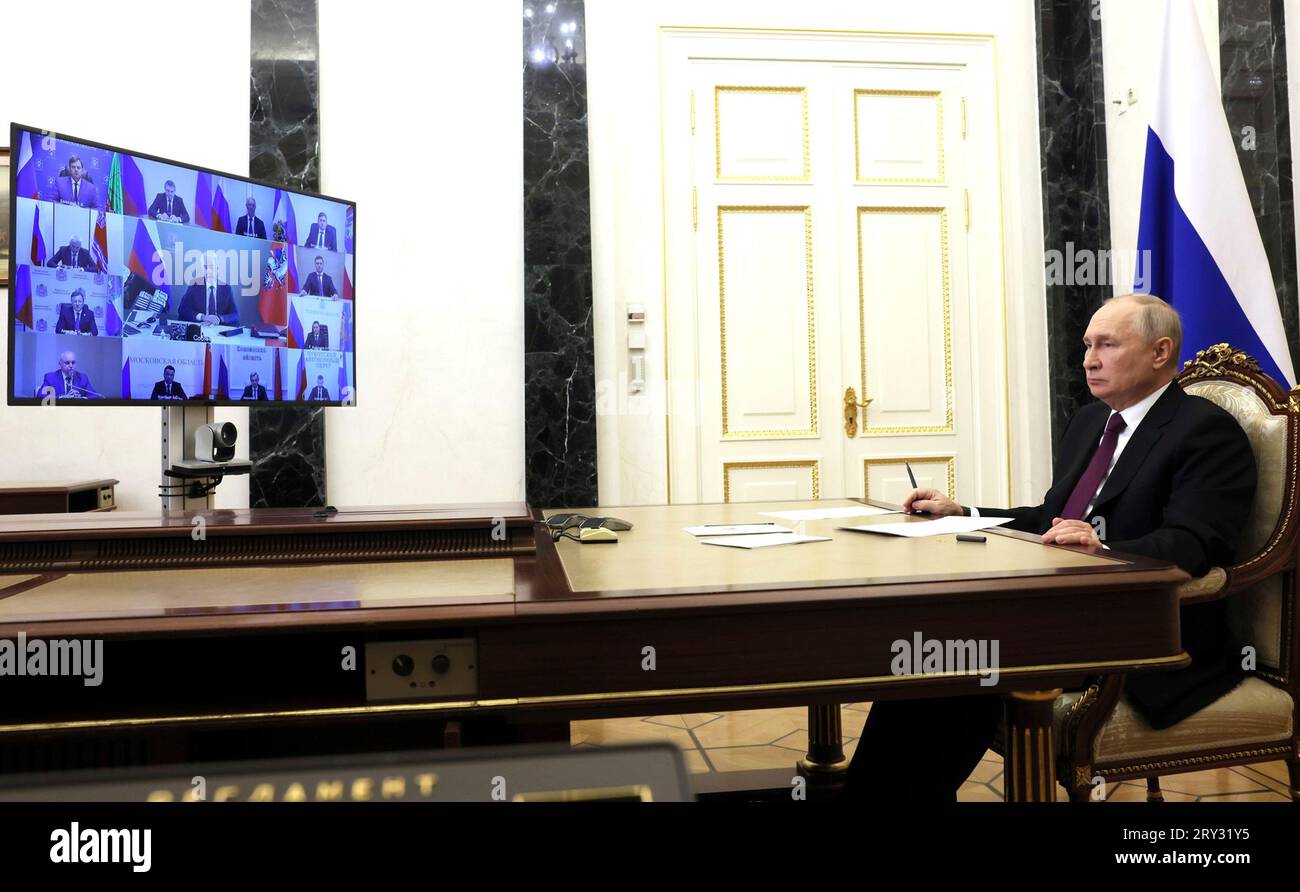 Moskau, Russland. September 2023 28. Der russische Präsident Wladimir Putin leitet am 28. September 2023 in Moskau eine Videokonferenz mit 26 neu gewählten Regionalführern aus dem Kreml. Kredit: Mikhail Metzel/Kreml Pool/Alamy Live News Stockfoto